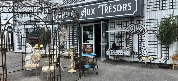 Antiquitäten Trödelmarkt "L'Armoire aux Trésors"
