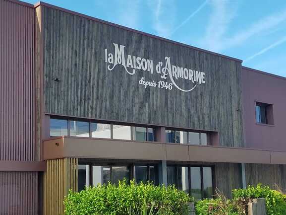 façade-avant-espace-visite-La-Maison-d'Armorine-plan-rapproché