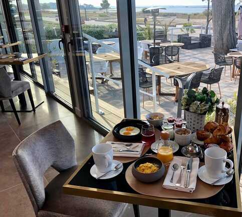 Petit Déjeuner Vue Mer