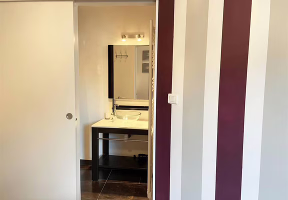 Chambre 2 - accès salle de bain
