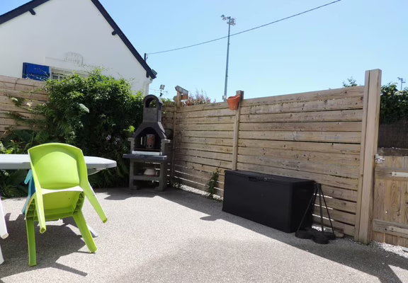 Terrasse-Barbecue avec chaises table transats
