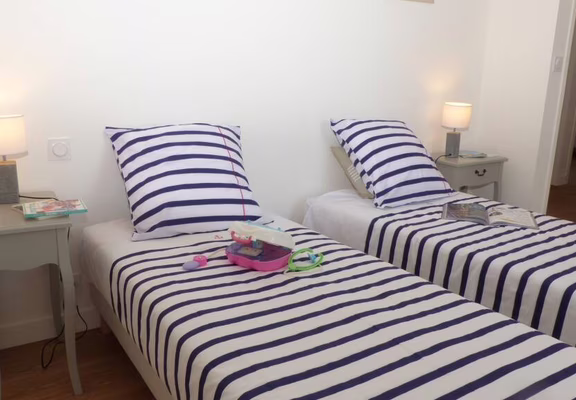 Locmariaquer_TyLoperec_chambre3_1992