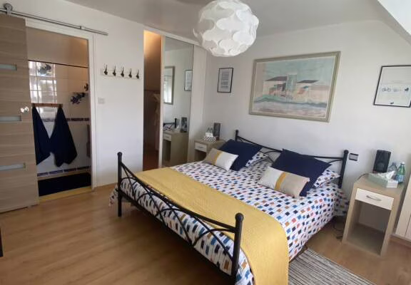 CHAMBRE 1ER ETAGE AVEC DOUCHE LAVABO