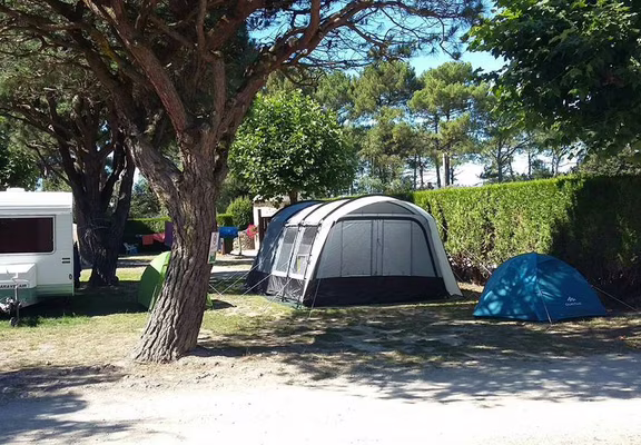 Des emplacements spacieux au camping de la Tour à 300 m de la mer