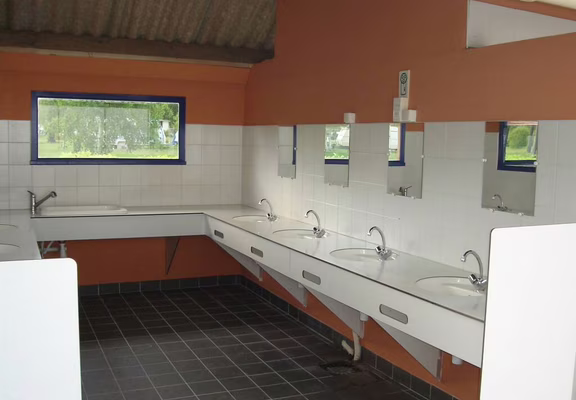 Belz Camping Naturiste CNBS la Pinède Bloc Sanitaire