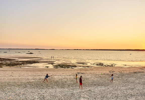 Famille sur la plage de Saint-Colomban à Carnac