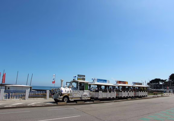 Petit-train-touristique-Carnac-Morbihan-Bretagne-Sud