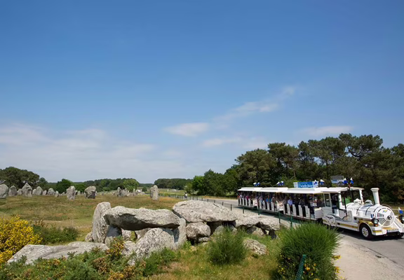 Petit-train-touristique-Carnac-Morbihan-Bretagne-Sud